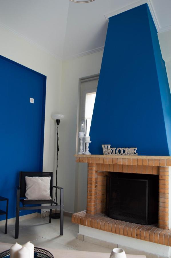 Blue And White Apartment Schinias Exterior photo